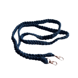 Telefoonkoord macramé donkerblauw roze sluiting